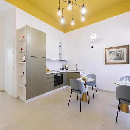 Into Mann Lejlighed Napoli