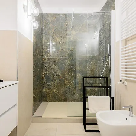 Into Mann Lejlighed *